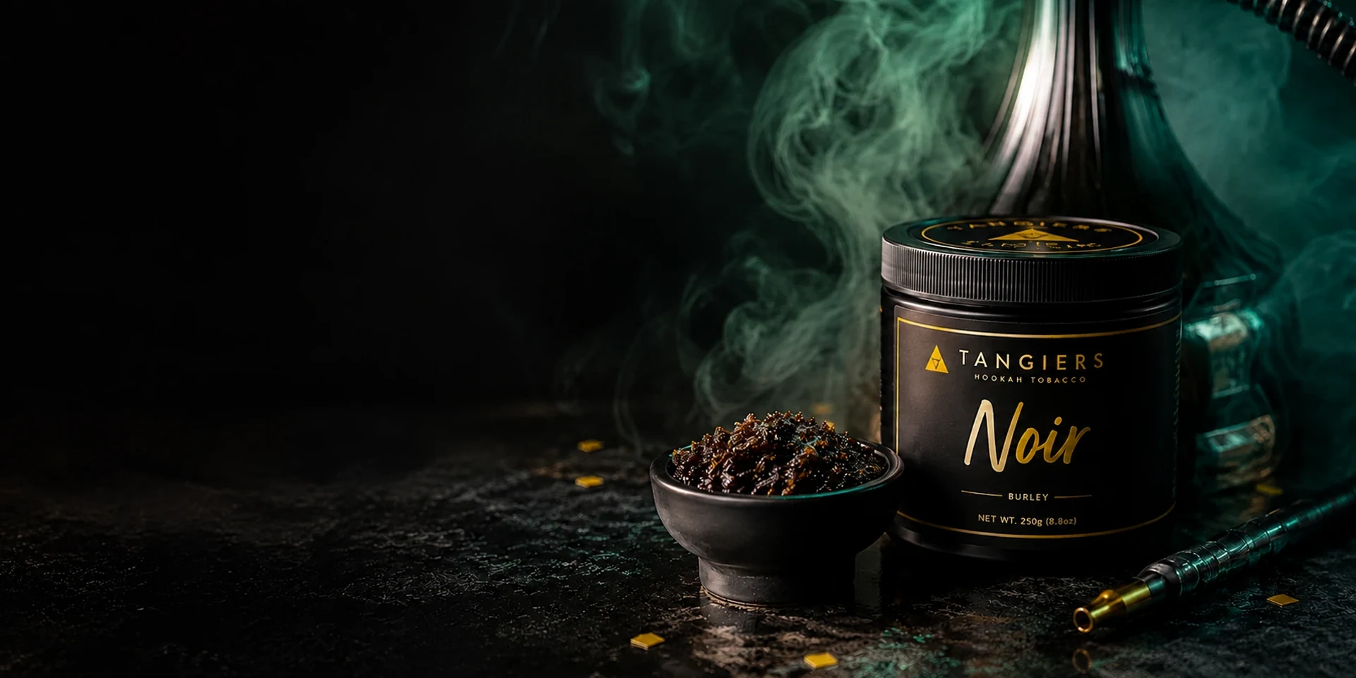Tangiers Noir, korunka s tabákem a vodní dýmka v tmavém produktovém aranžmá.